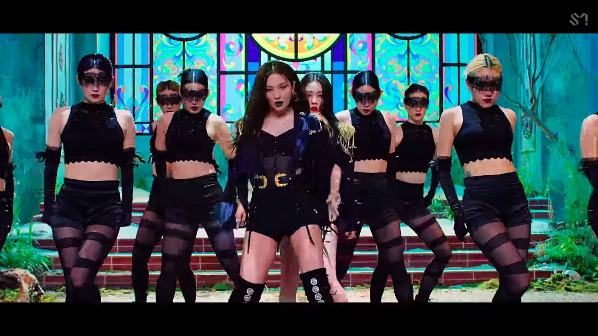 cuplikan MV Monster dari Irene & Sueli Red Velvet (YouTube.com/SMTOWN)